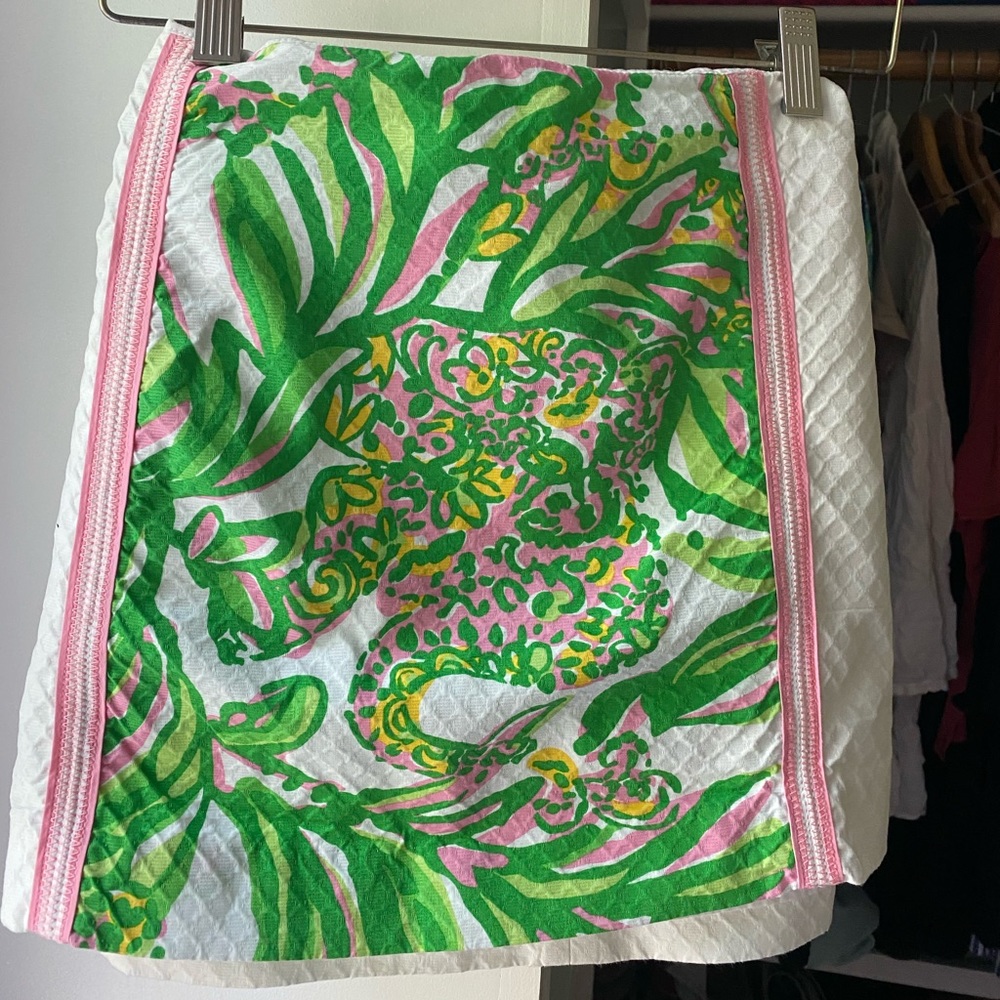 Lilly Pulitzer skirts size M. Zippered back. Palm tree zipper.